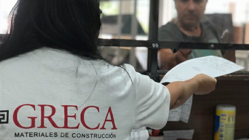 Asesor indicando opciones de materiales a un cliente