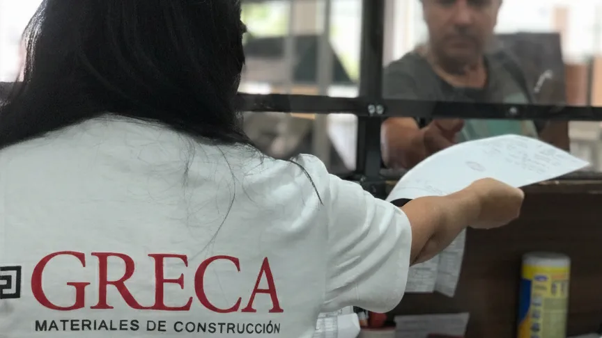 Asesor indicando opciones de materiales a un cliente