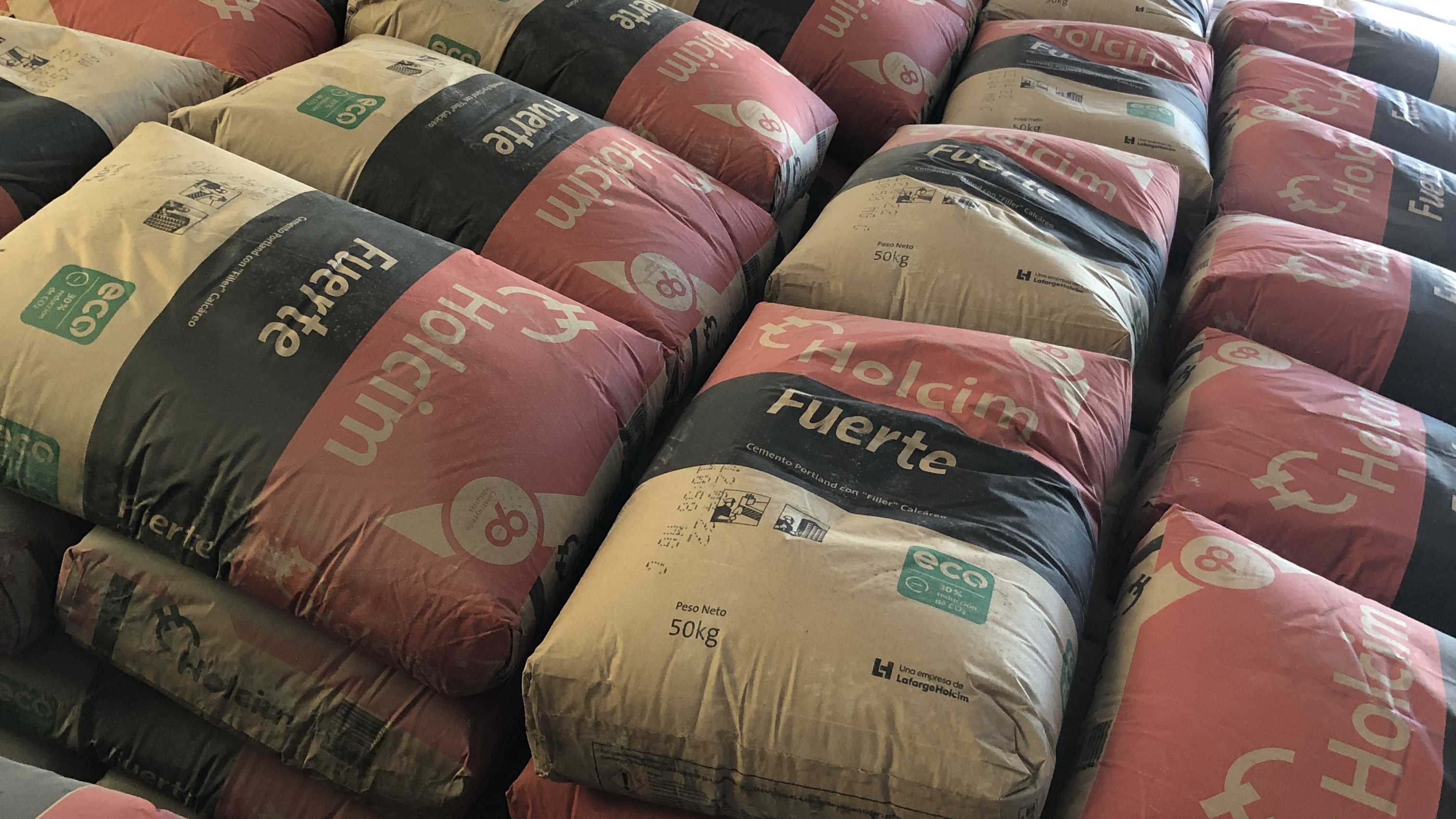 Palets de materiales de construcción en depósito